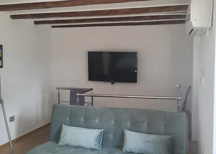 Kamena Kuca Centar *